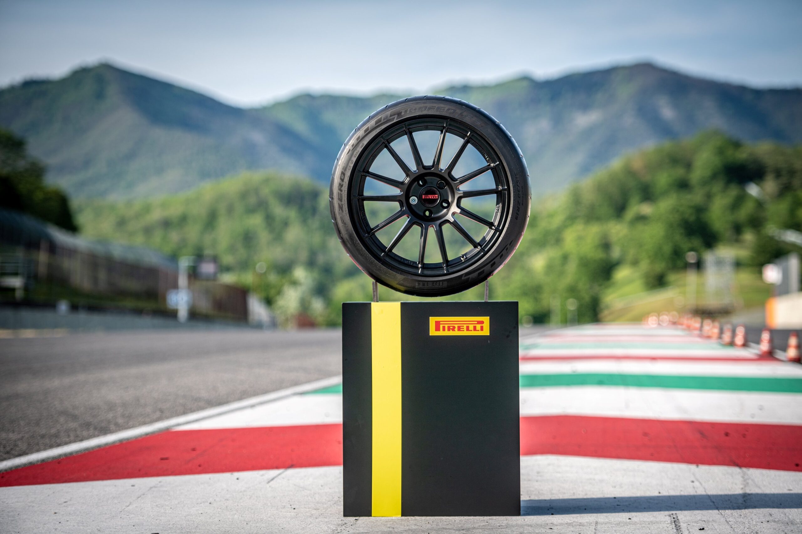 Pirelli P Zero Trofeo RS Tyre Reviews testinde zirvede