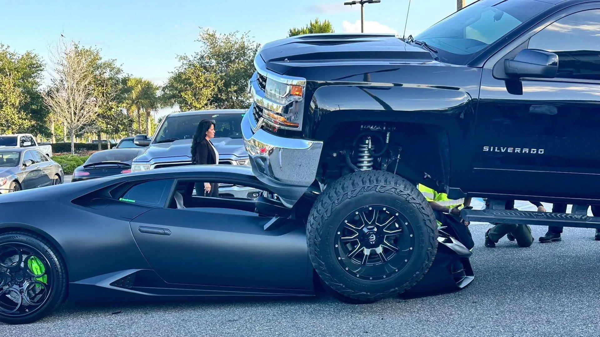 Chevrolet Silverado otoparkta Lamborghini Huracan’ın üzerinden geçti