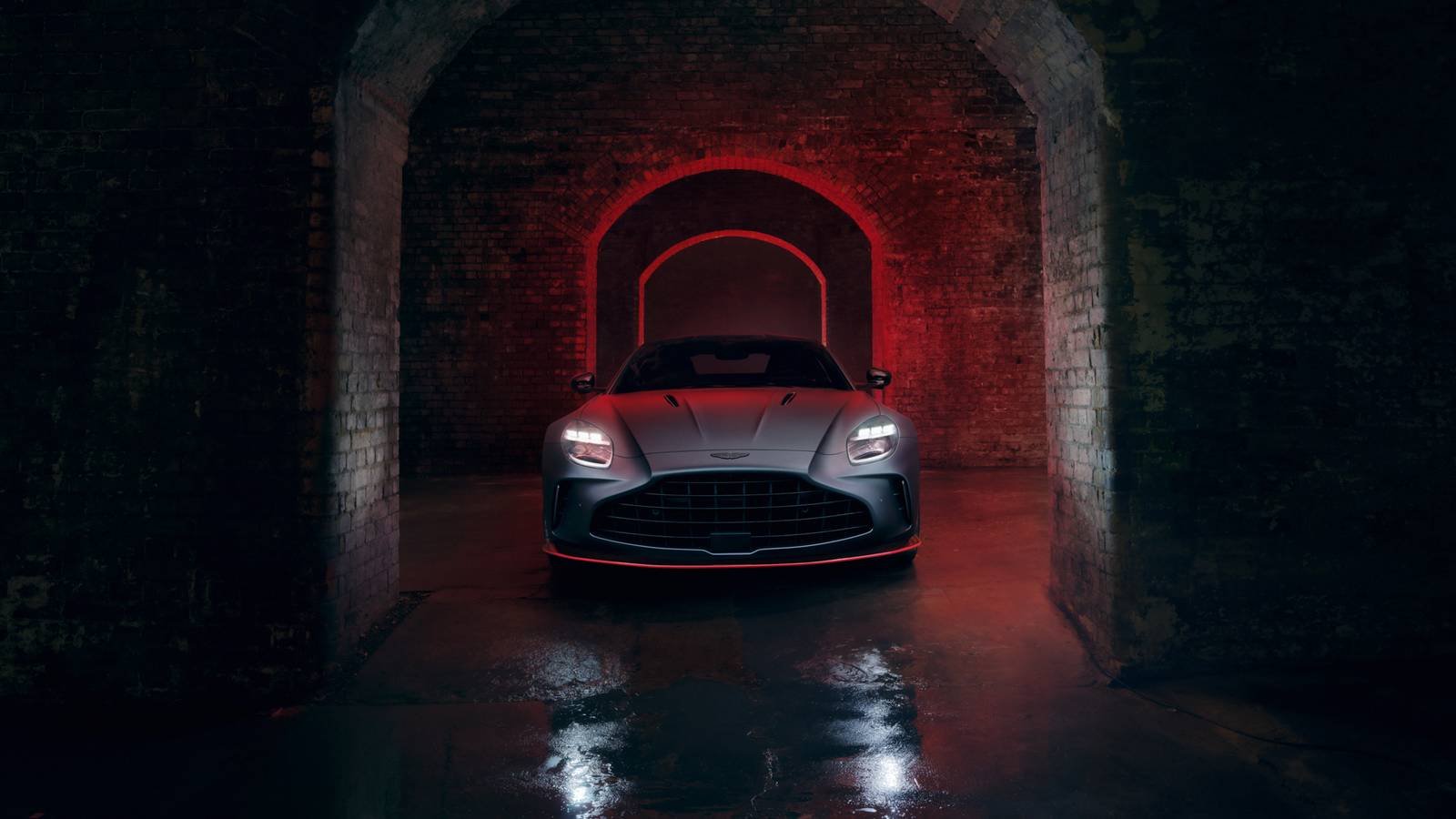Aston Martin Vantage modern rakiplerine karşı öne çıkıyor