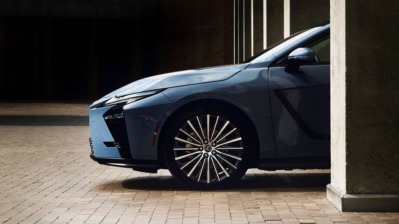 Lexus ES Alman Rakiplerine Alternatif Olma Yolunda