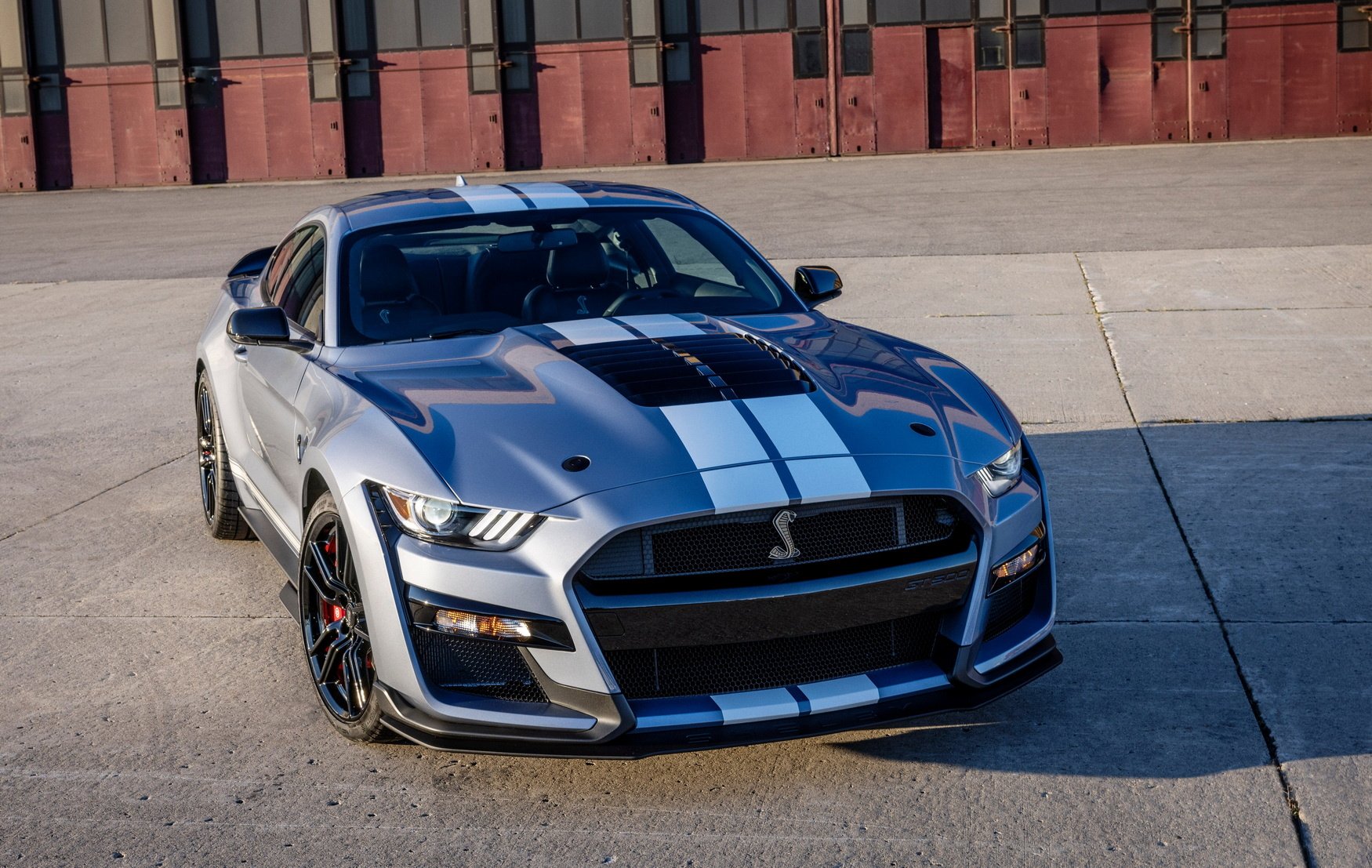 Ford Mustang Dark Horse SC Shelby ismini kullanmıyor