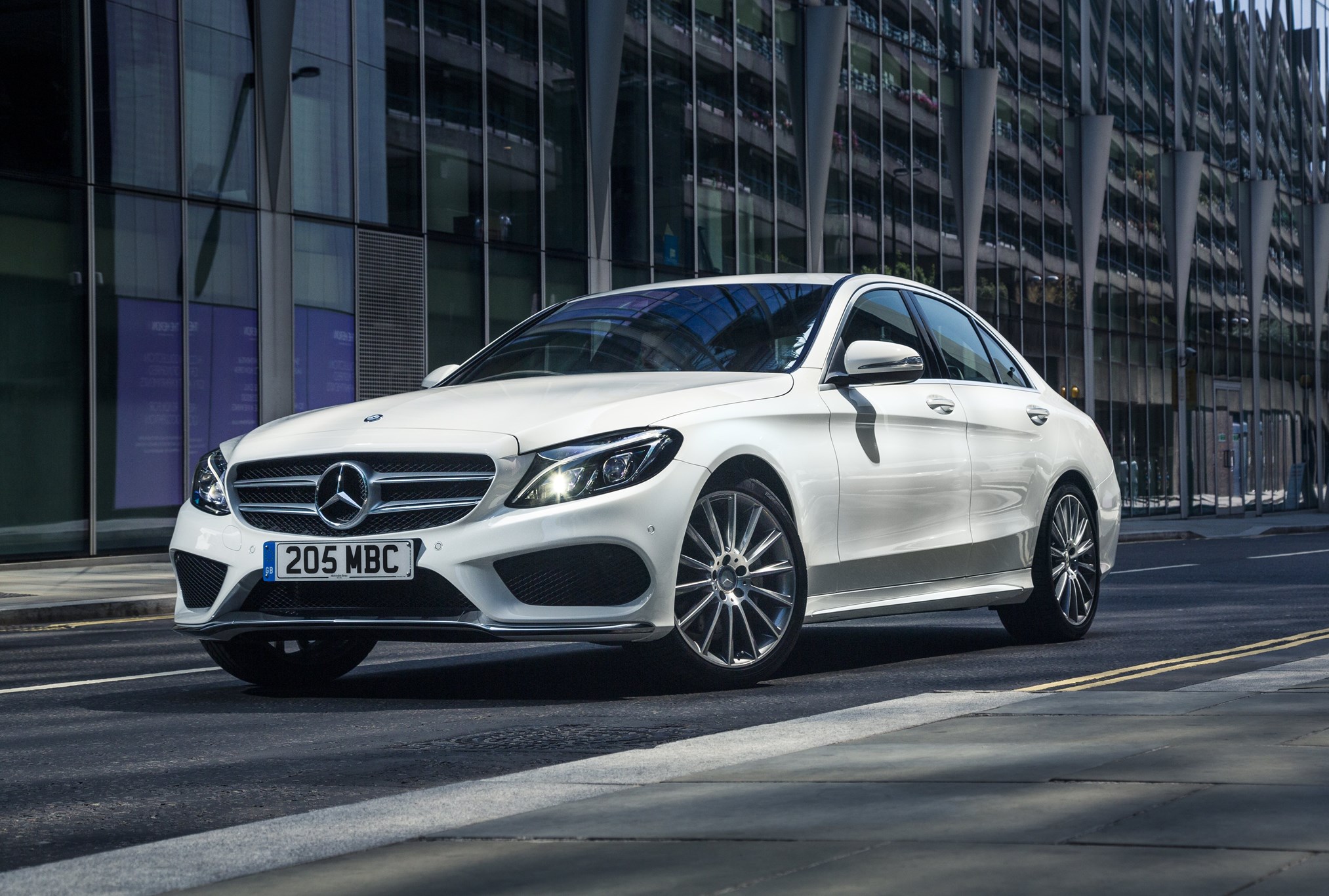 Mercedes C-Class sedan gövdeyle yola devam edecek
