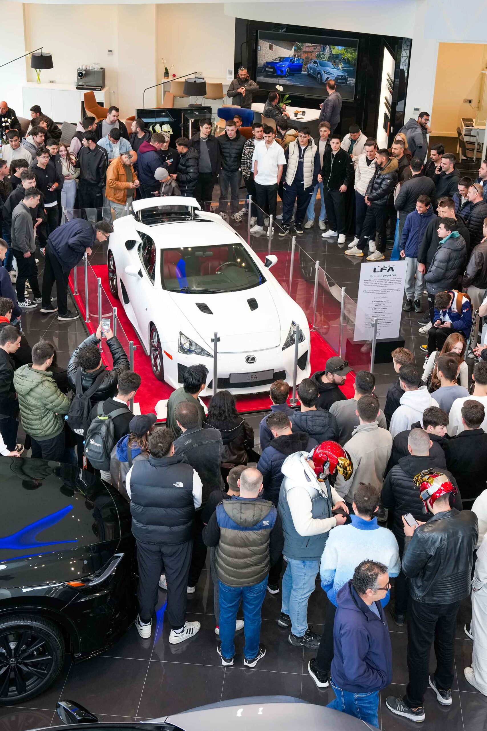 Lexus LFA Türkiye’de Otomobil Tutkunlarıyla Buluştu