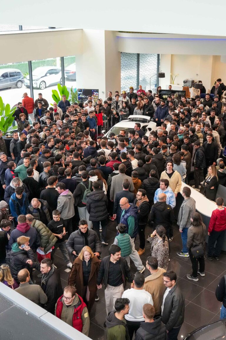 Lexus LFA Türkiye’de Otomobil Tutkunlarıyla BuluştuLexus LFA Türkiye’de Otomobil Tutkunlarıyla Buluştu