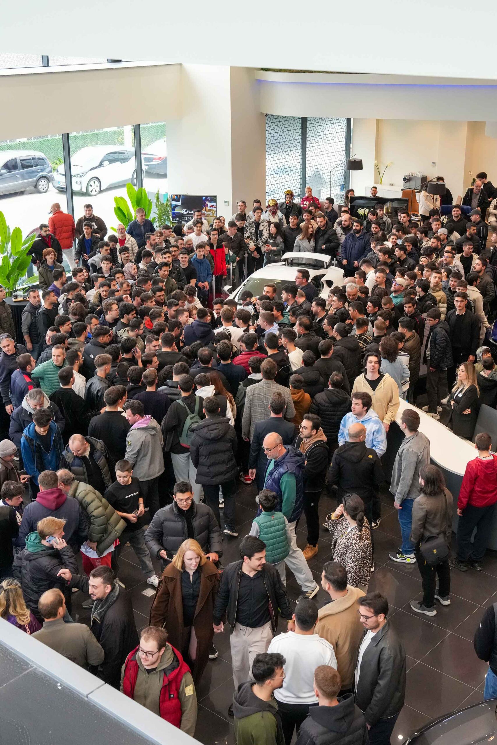 Lexus LFA Türkiye’de Otomobil Tutkunlarıyla BuluştuLexus LFA Türkiye’de Otomobil Tutkunlarıyla Buluştu