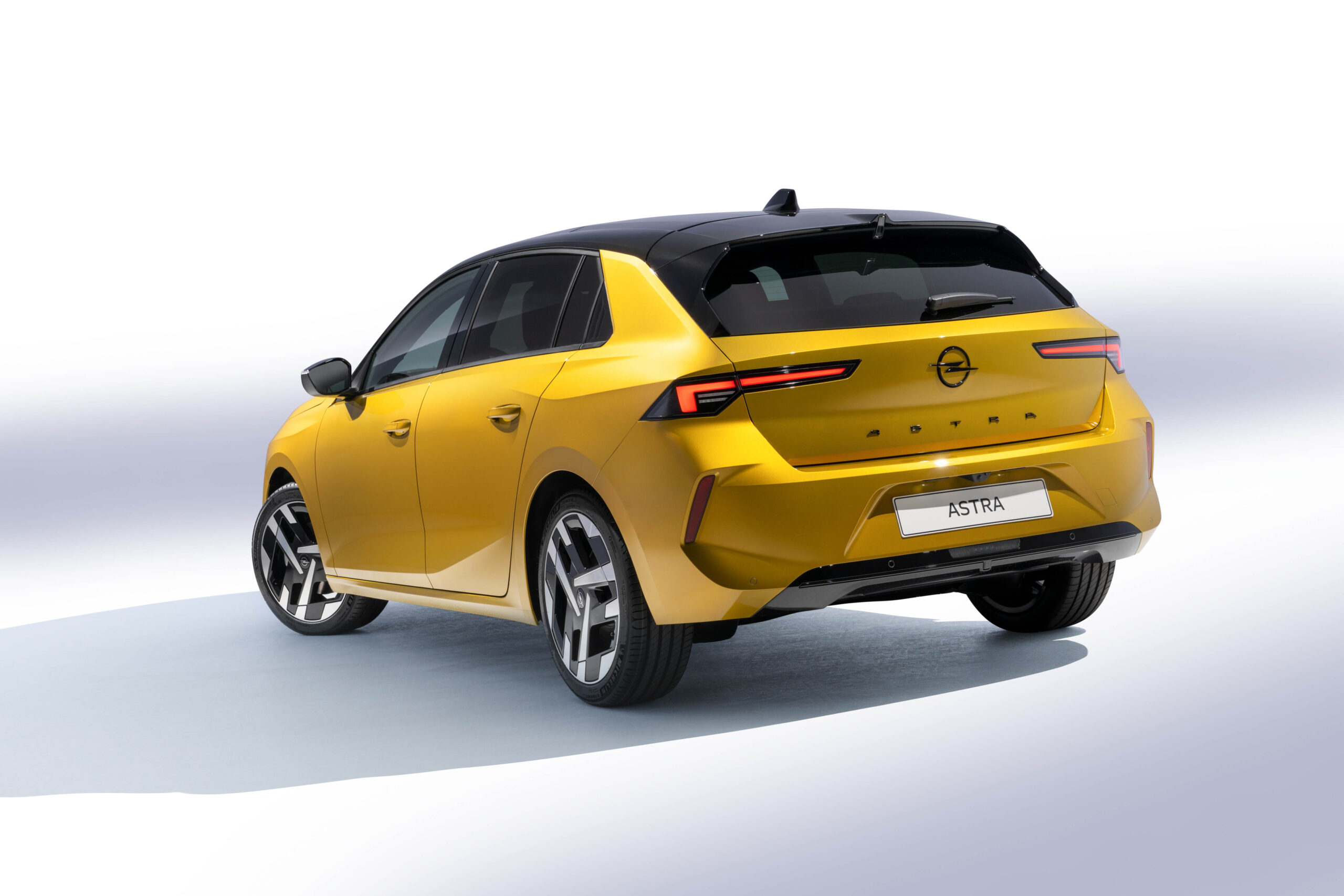 Yenilenen Opel Astra Türkiye’de satışta
